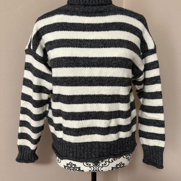 JUST COZY Sweater B&W Striped XS/S - Picture 4 of 7